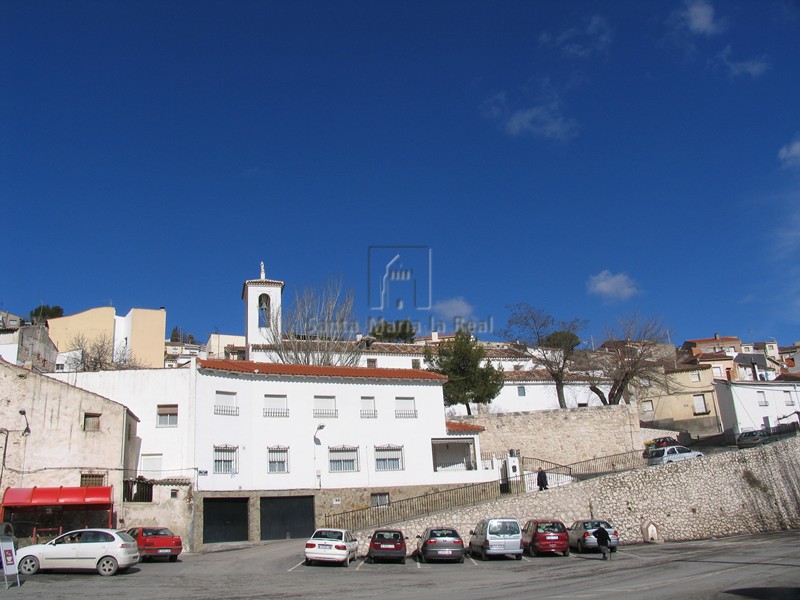 Vista del templo integrado en el caserío