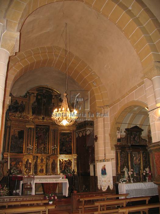 Vista interior del ábside y de la fachada sur desde los pies