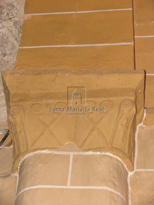 Detalle del capitel doble en el interior de la nave