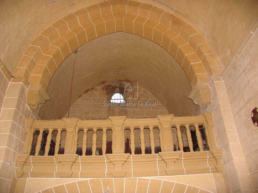 Vista interior del coro desde la nave