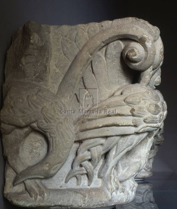 Capitel de la portada occidental de la catedral románica. Aves