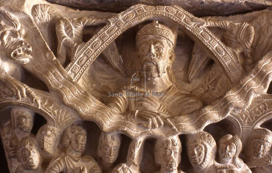 Detalle del capitel de Job del claustro de la catedral románica