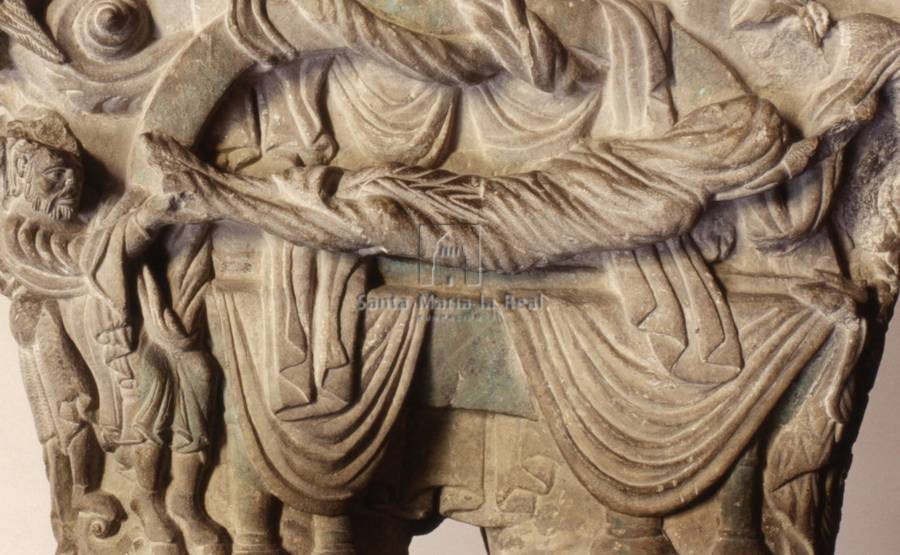 Detalle del capitel de Job del claustro de la catedral románica