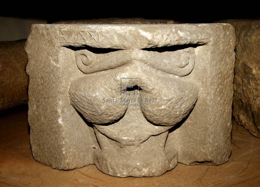 Capitel de la antigua portada de la encomienda de Leache