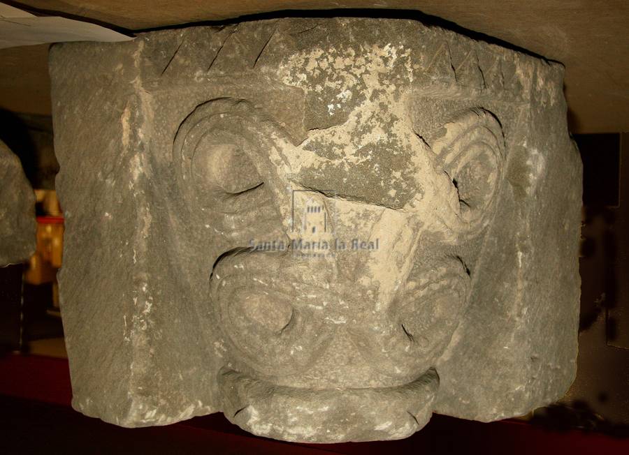 Capitel de la antigua portada de la encomienda de Leache