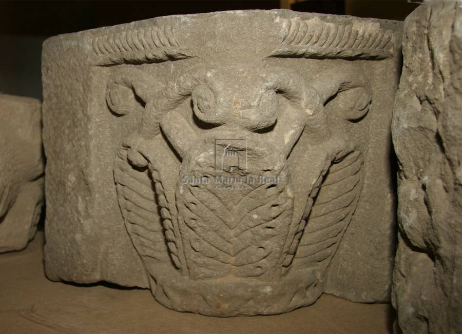 Capitel de la antigua portada