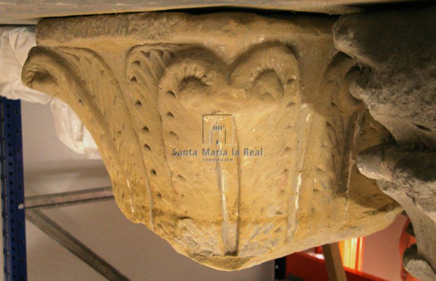 Capitel  vegetal de arenisca amarilla
