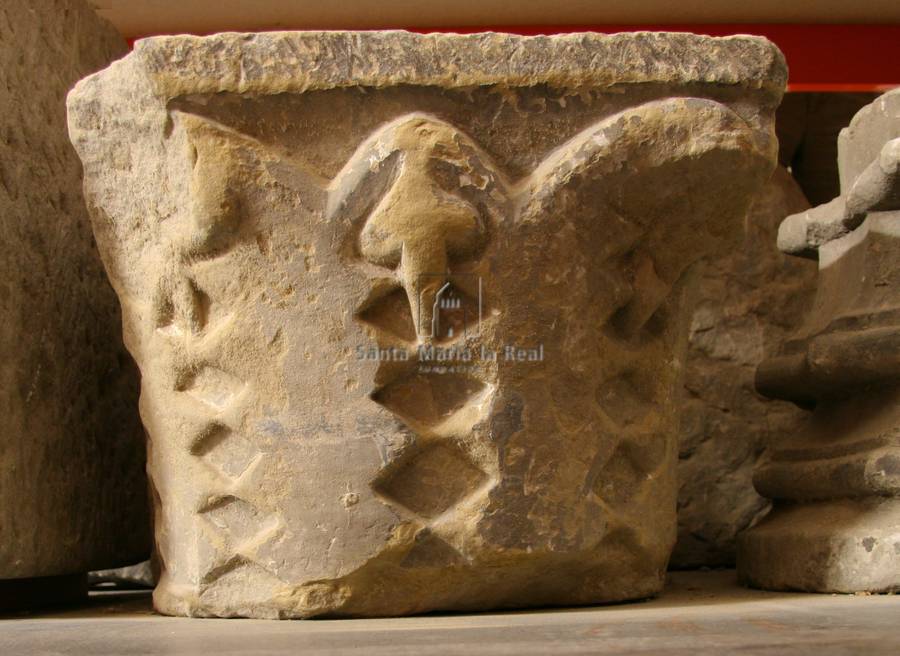 Capitel  vegetal de arenisca amarilla