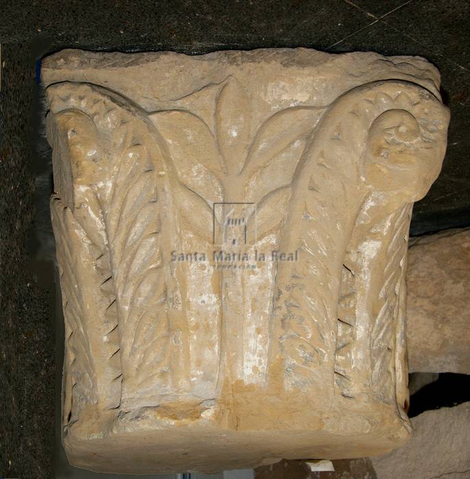 Capitel  vegetal de arenisca amarilla