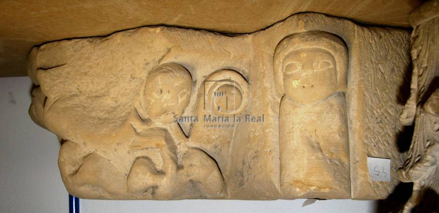 Capitel figurativo de arenisca amarilla