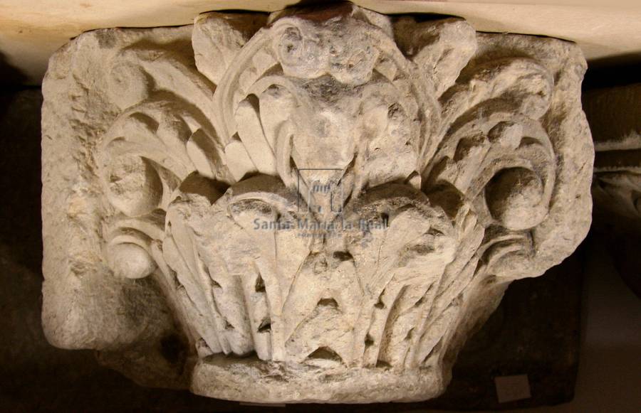 Capitel de esquinas con hojas y volutas