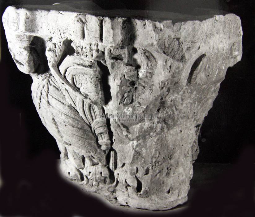 Capitel con pareja de arpías