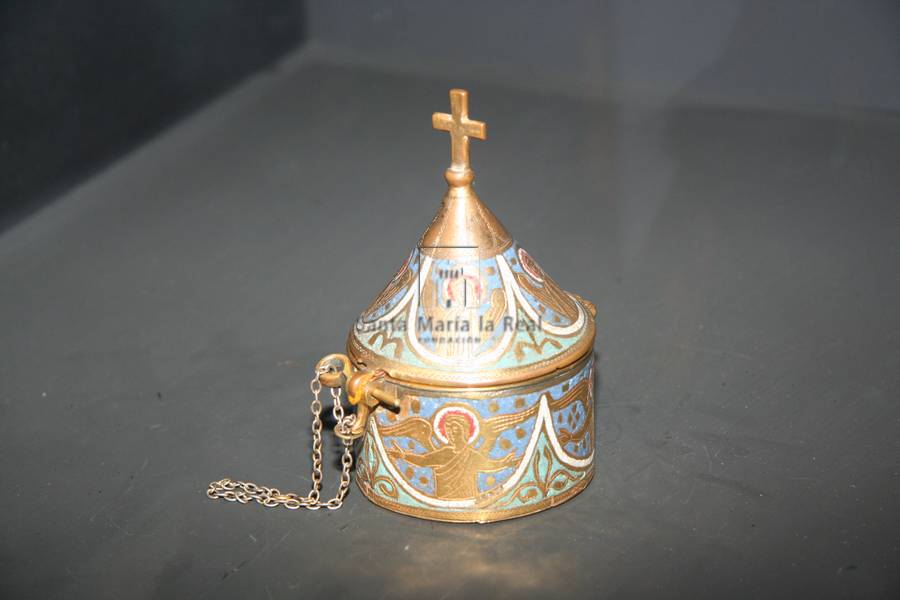 Píxide de cobre dorado, grabado y esmaltado