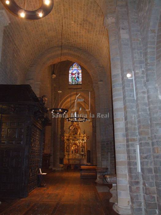 Interior de la nave septentrional desde el oeste