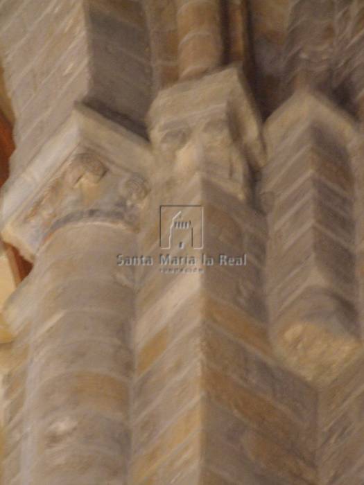 Detalle interior de un pilar en la nave norte