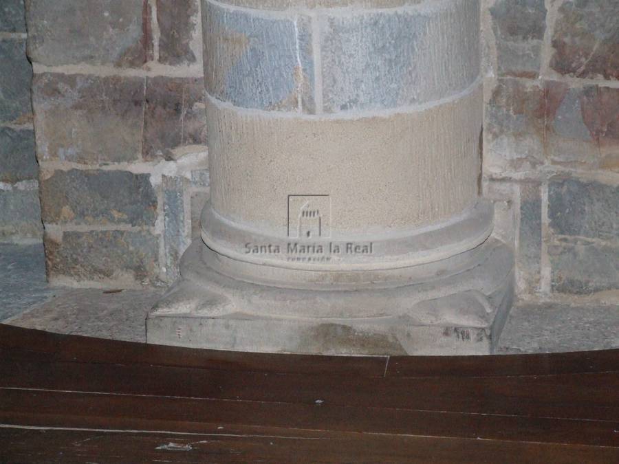 Detalle interior de una basa en la nave norte