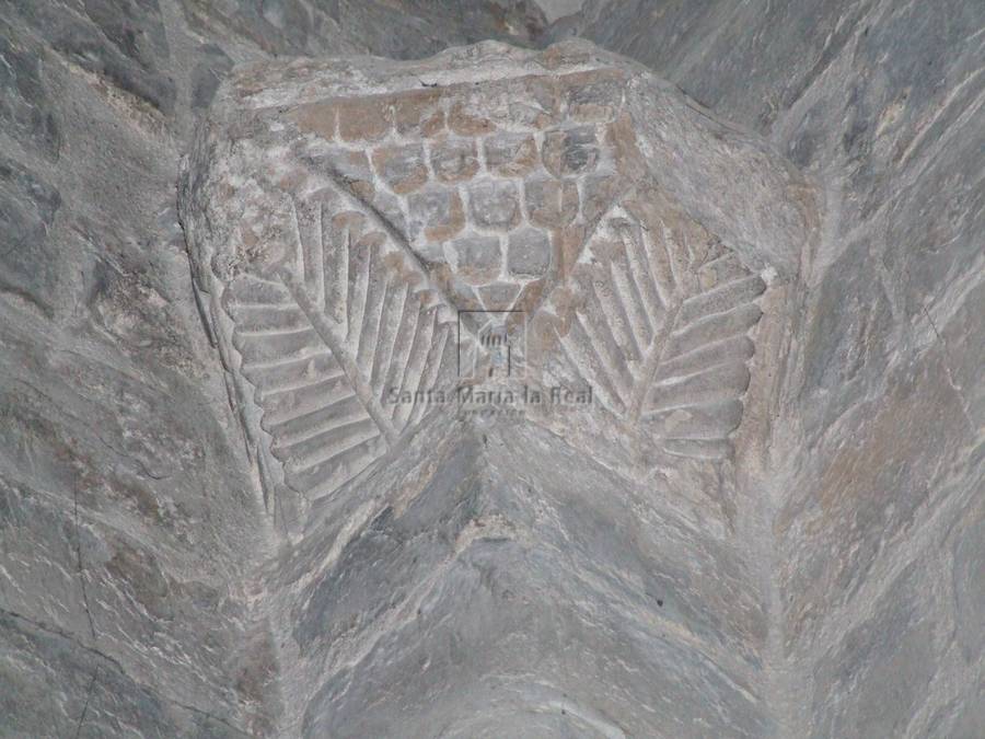 Detalle interior de un capitel en la nave norte