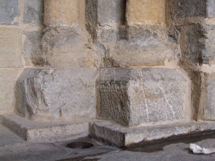 Detalle exterior de las basas del lado derecha de la portada norte