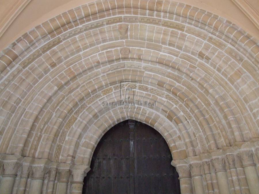 Detalle exterior de las arquivoltas de la portada oeste