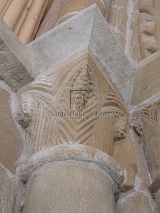 Detalle exterior de un capitel del lado izquierdo de la portada oeste