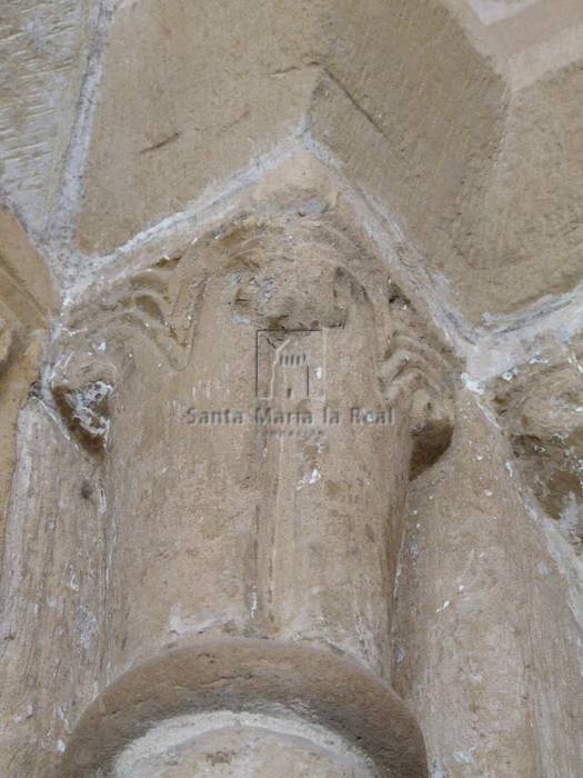 Detalle exterior de un capitel del lado izquierdo de la portada oeste