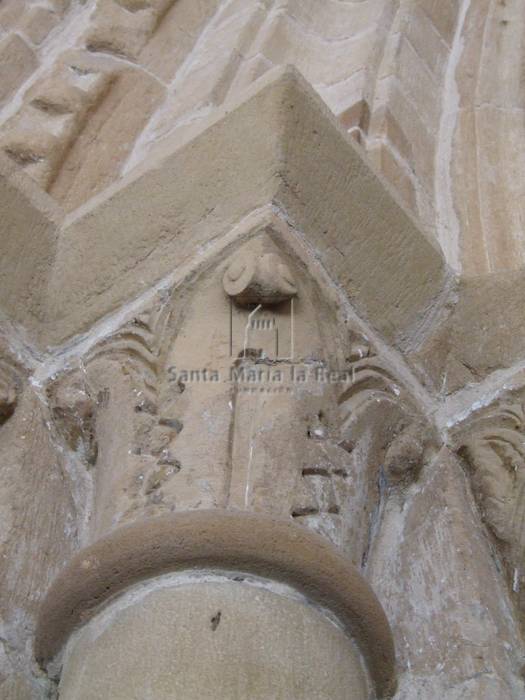 Detalle exterior de un capitel del lado izquierdo de la portada oeste