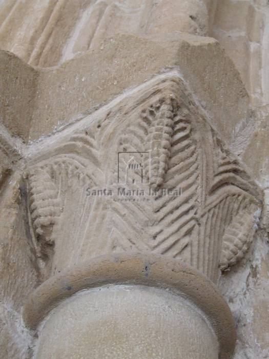 Detalle exterior de un capitel del lado izquierdo de la portada oeste