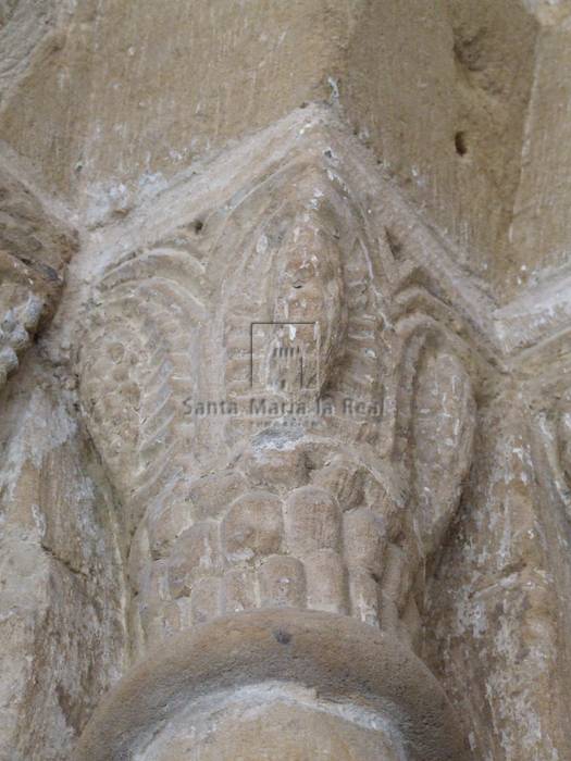 Detalle exterior de un capitel del lado izquierdo de la portada oeste