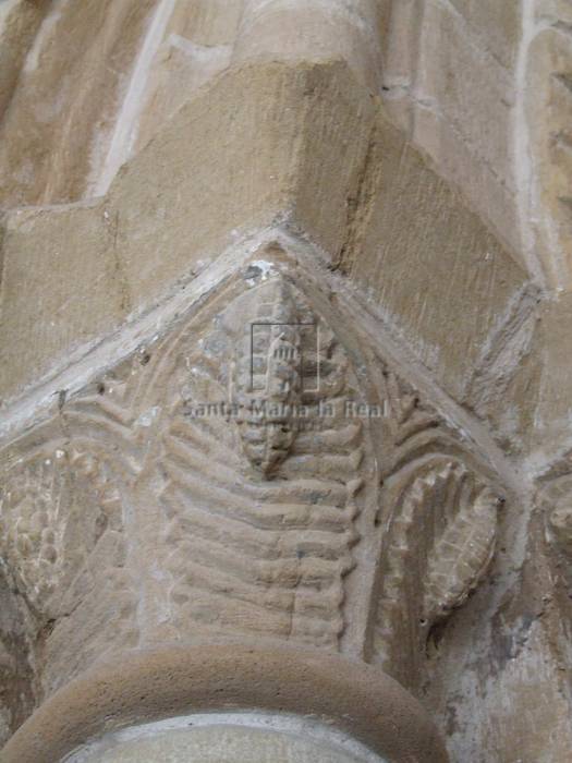 Detalle exterior de un capitel del lado izquierdo de la portada oeste