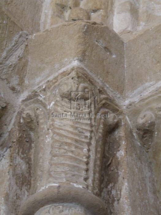 Detalle exterior de un capitel del lado izquierdo de la portada oeste