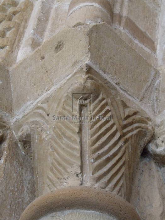 Detalle exterior de un capitel del lado izquierdo de la portada oeste