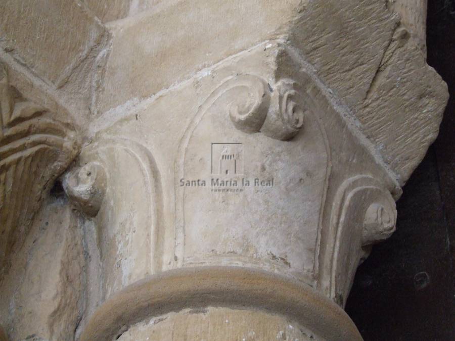 Detalle exterior de un capitel del lado izquierdo de la portada oeste