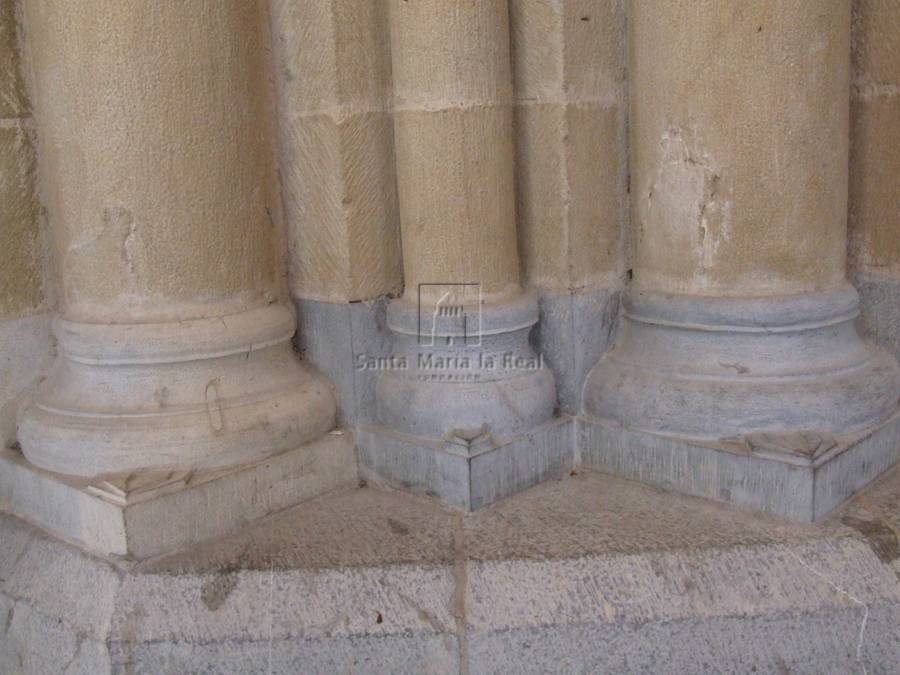 Detalle exterior de las basas del lado izquierdo de la portada oeste