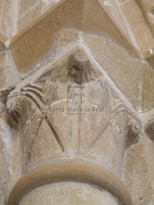 Detalle exterior de un capitel del lado derecho de la portada oeste