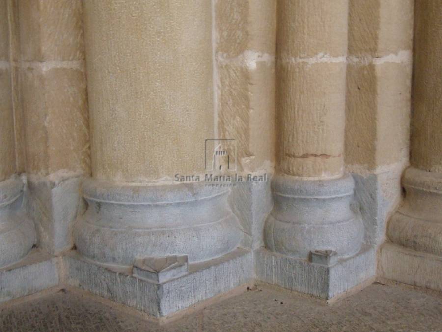 Detalle exterior de las basas del lado derecho de la portada oeste
