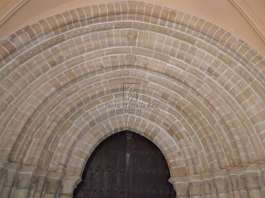 Detalle exterior de las arquivoltas de la portada oeste