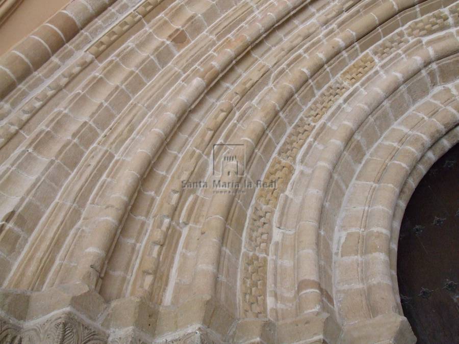 Detalle exterior de las arquivoltas del lado izquierdo de la portada oeste