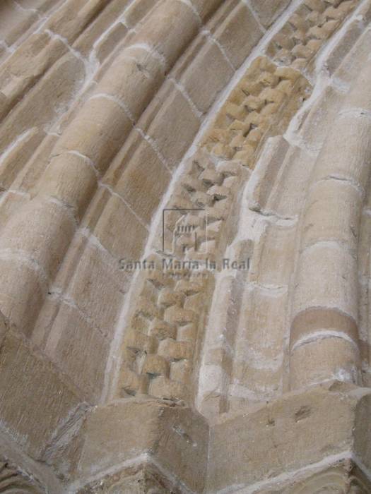 Detalle exterior de las arquivoltas del lado izquierdo de la portada oeste