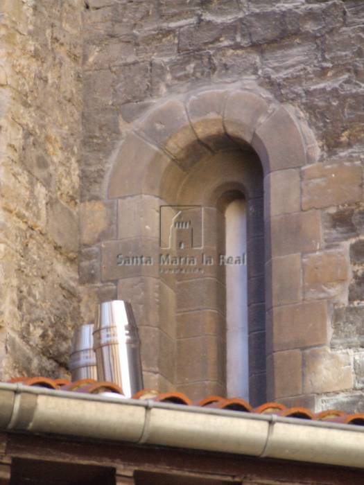 Detalle de la ventana de la capilla norte