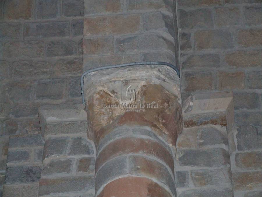Detalle interior de un capitel de la nave sur