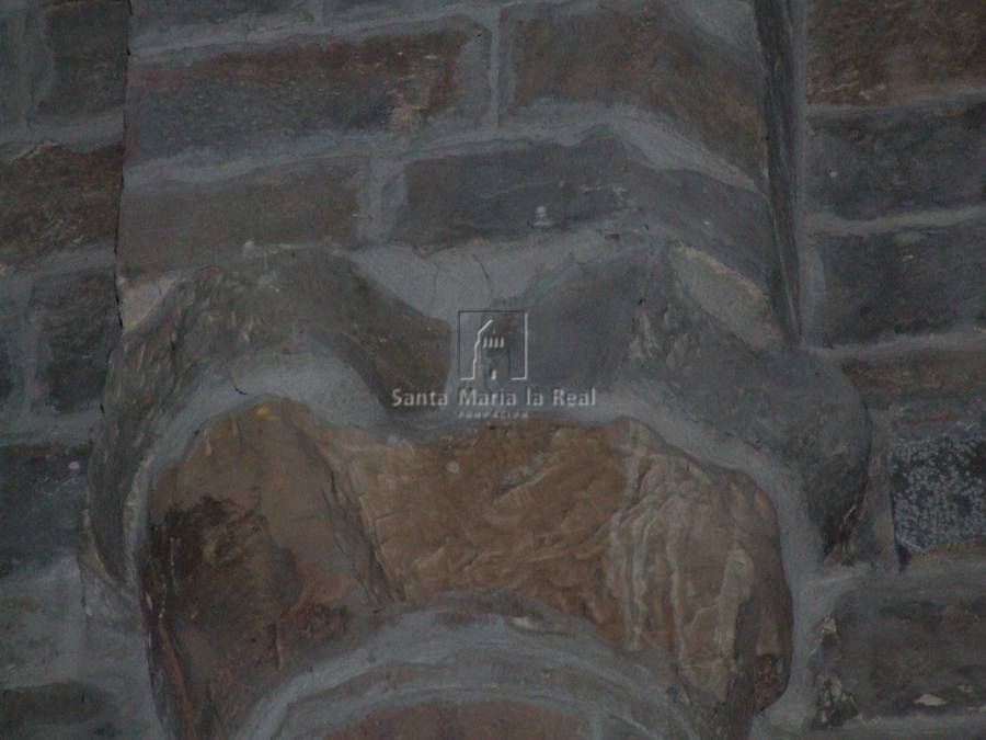 Detalle interior de un capitel de la nave sur