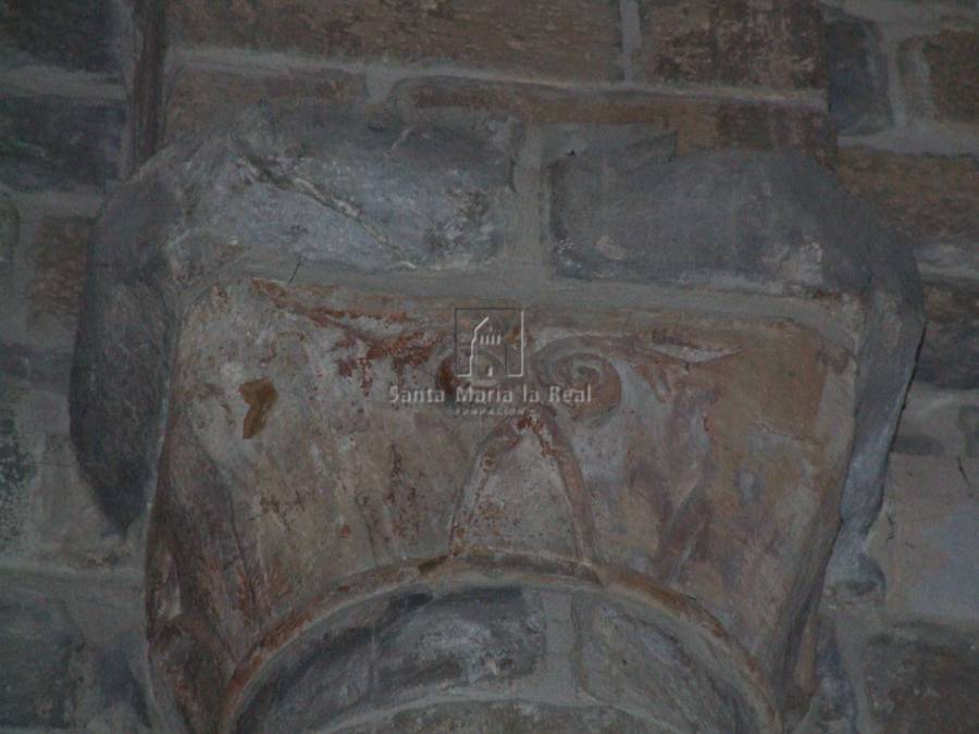 Detalle interior de un capitel de la nave sur