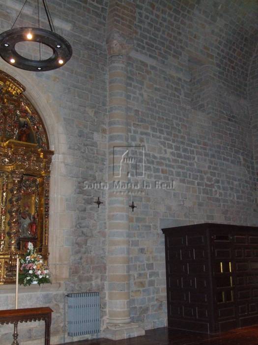 Detalle interior de un pilar de la nave sur