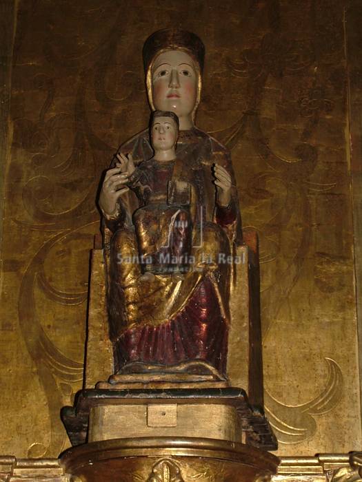 Vista angular del frontal izquierdo de la imagen de Nuestra Señora del Sagrario