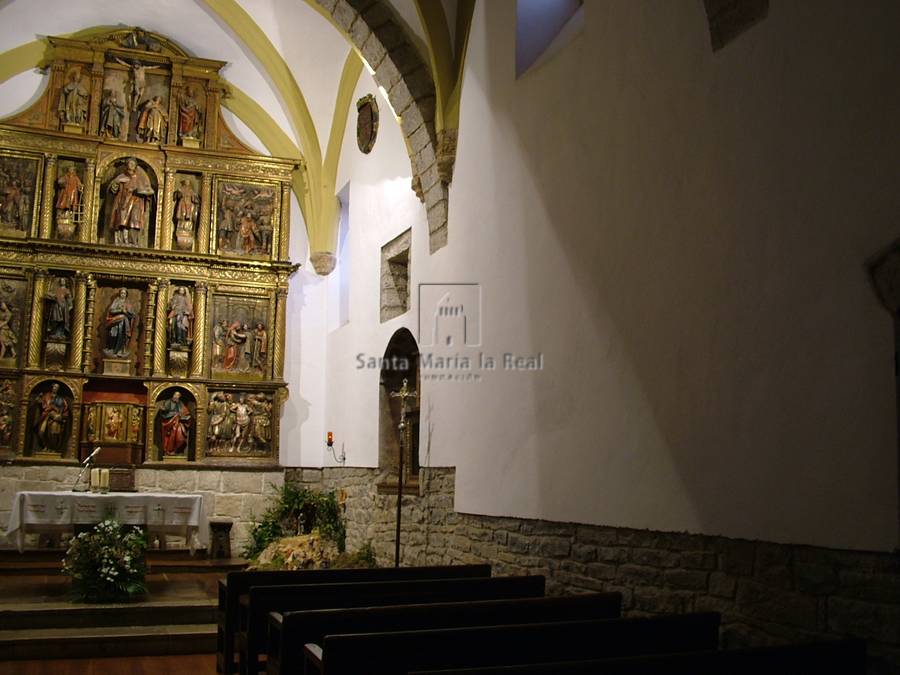 Vista frontal de imagen de Nuestra Señora del Rosario con el niño,situada en la capilla norte de la nave