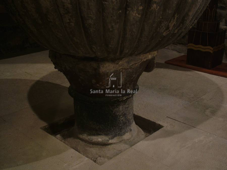 Detalle de capitel invertido que hace de pie de pila bautismal de la capilla norte de la nave