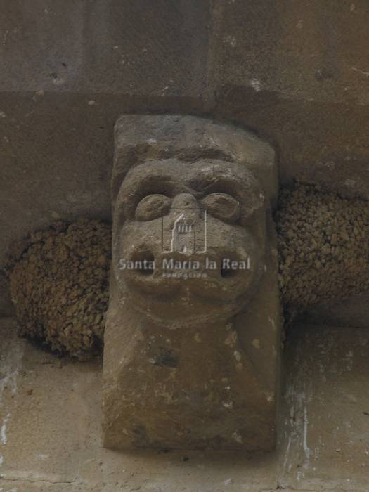 Canecillo del ábside. Cabeza monstruosa