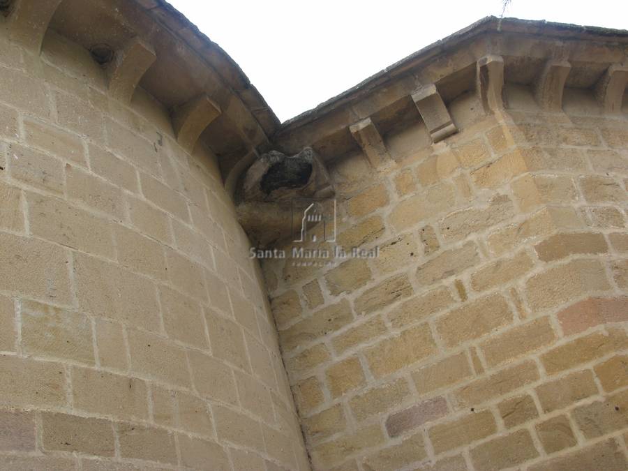 Detalle del punto de encuentro de la cornisa de los dos ábsides