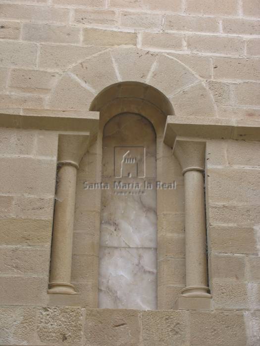 Detalle exterior de una ventana de la fachada sur