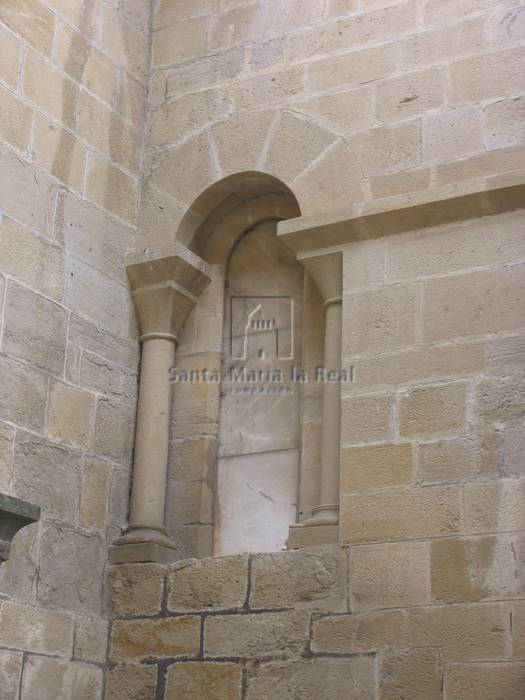 Detalle exterior de una ventana de la fachada sur
